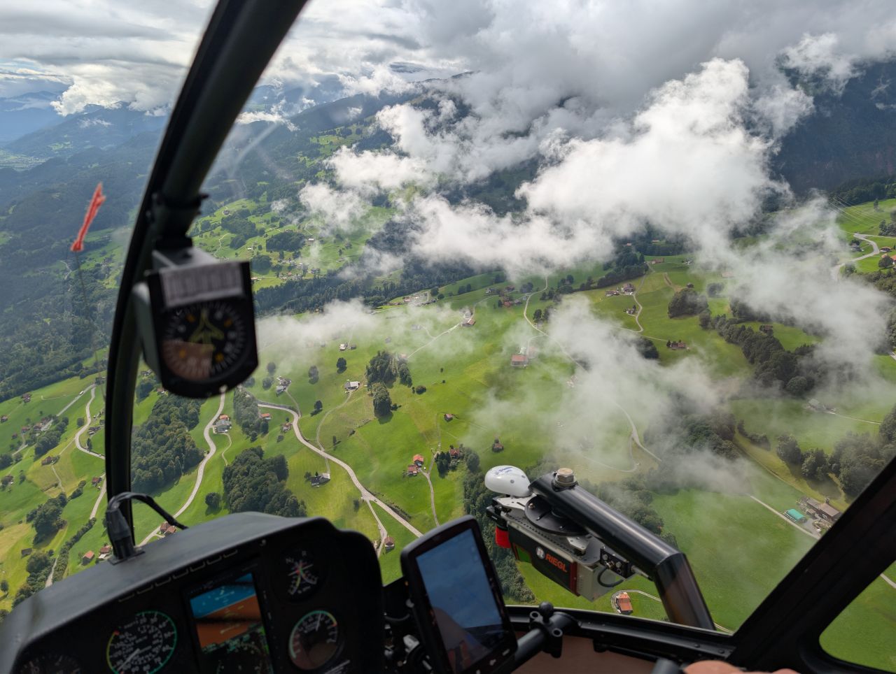 Luftaufnahme einer Schweizer Landschaft aus einer Geotrend-Befliegung