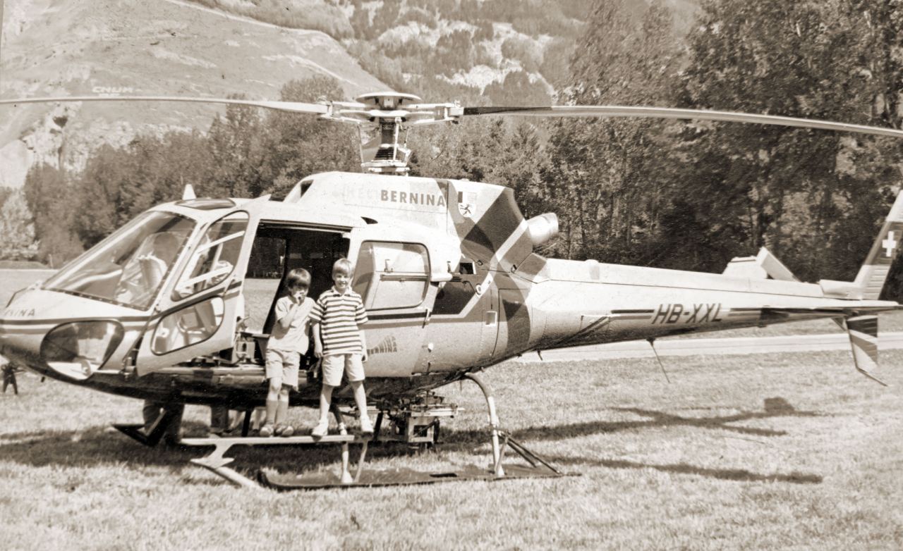 Die zwei Gründer der Geotrend GmbH vor einem Helikopter mit Luftbildkamerasystem.