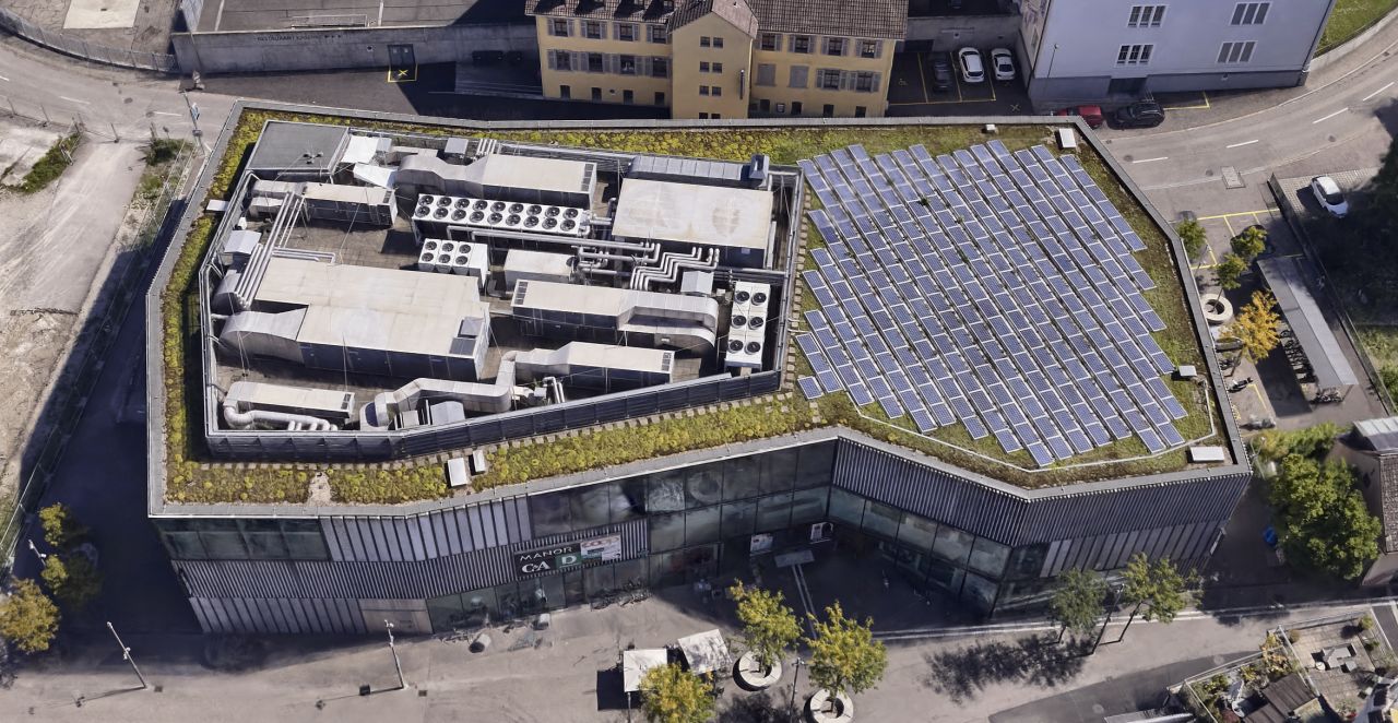 Begehbare 3D-Szene als Gaussian Splat, Gebäude und Umgebung detailliert aus dem Schrägblick
